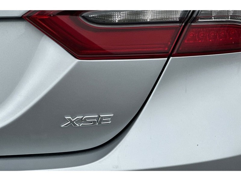 Toyota Camry Vehicle Full-screen Gallery Image 32