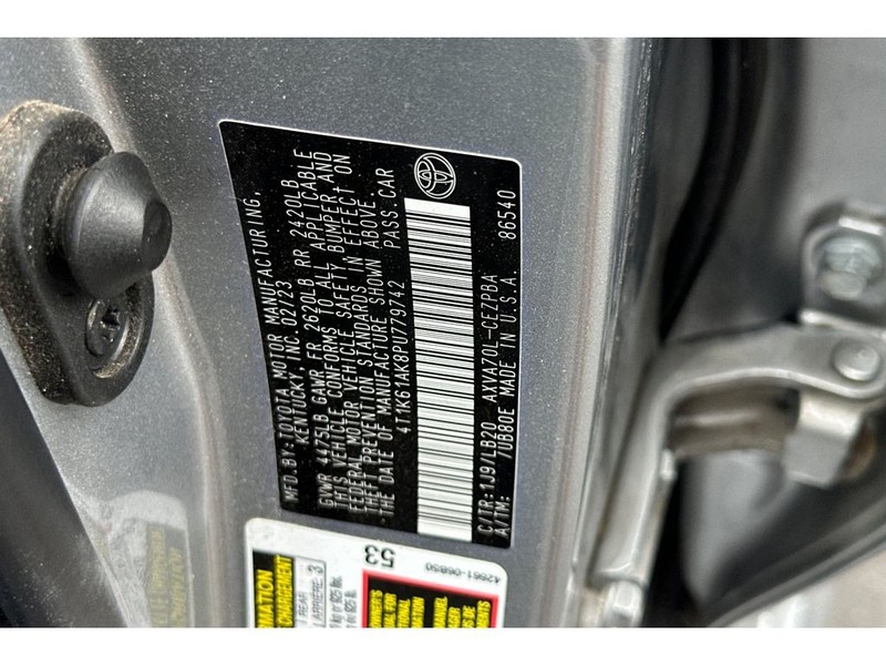 Toyota Camry Vehicle Full-screen Gallery Image 33