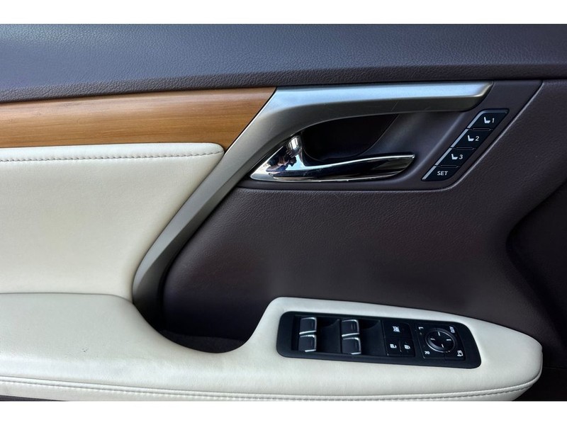 Lexus RX 450h Vehicle Full-screen Gallery Image 11