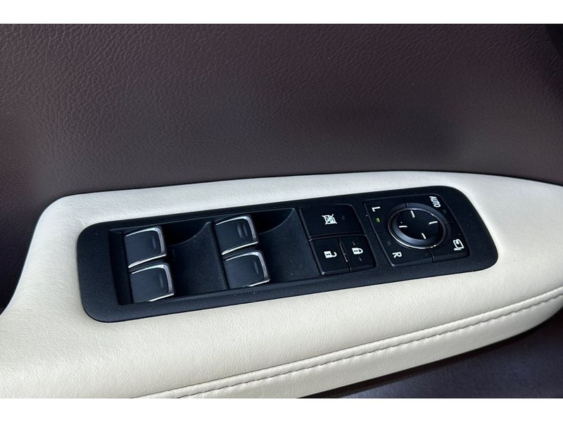 Lexus RX 450h Vehicle Full-screen Gallery Image 12