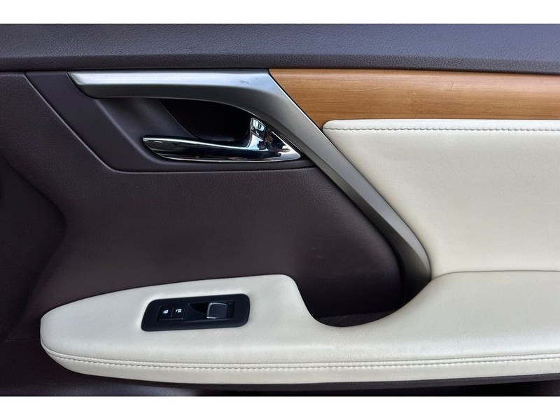 Lexus RX 450h Vehicle Full-screen Gallery Image 20