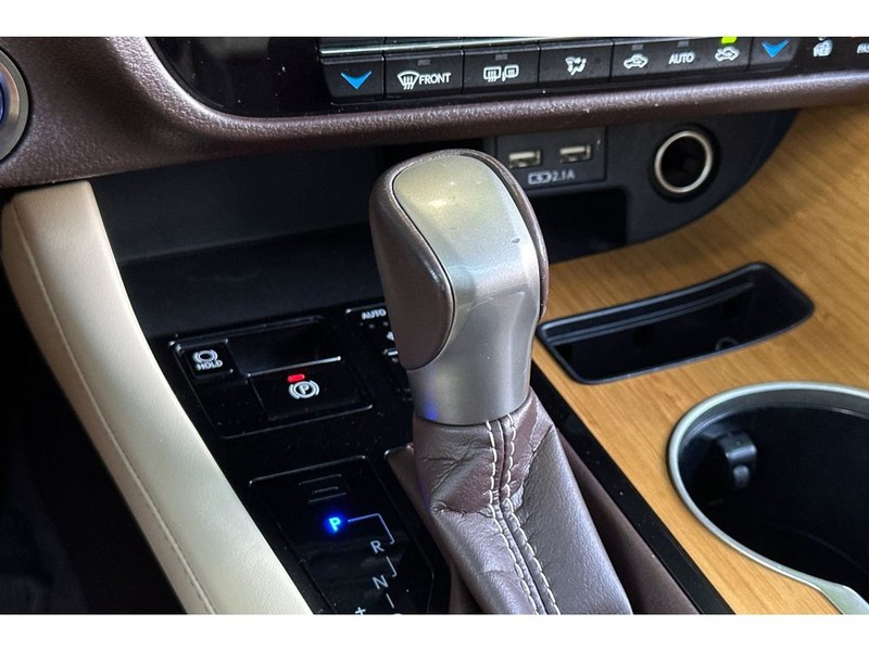 Lexus RX 450h Vehicle Full-screen Gallery Image 25