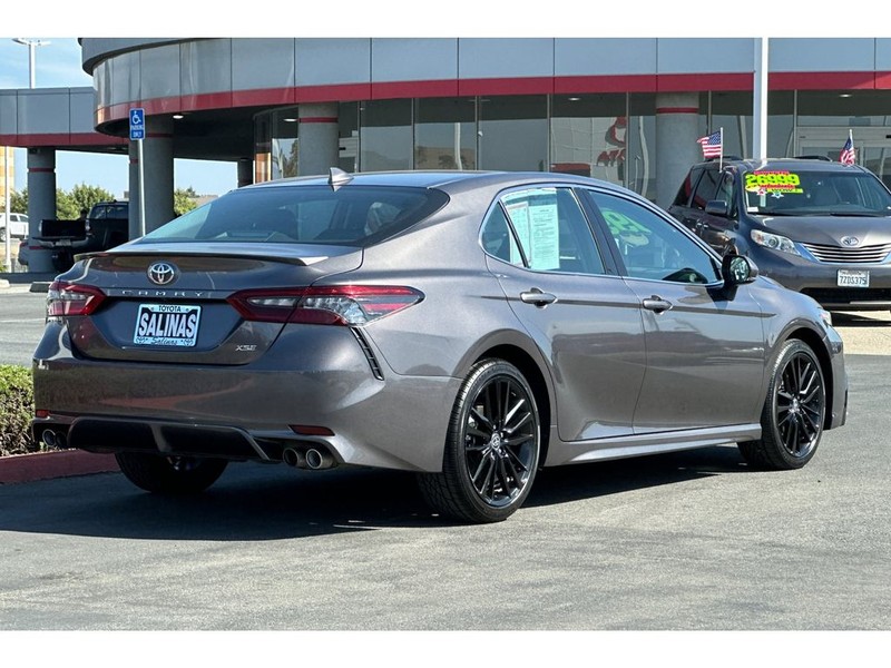 Toyota Camry Vehicle Full-screen Gallery Image 04