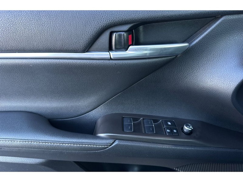 Toyota Camry Vehicle Full-screen Gallery Image 11