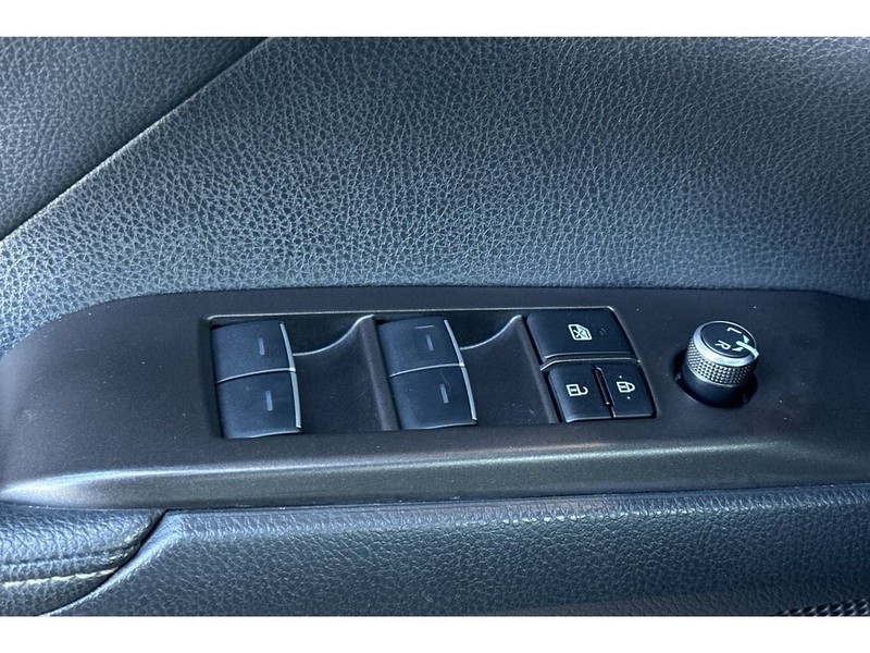 Toyota Camry Vehicle Full-screen Gallery Image 12