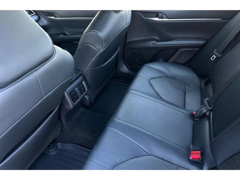 Toyota Camry Vehicle Full-screen Gallery Image 13