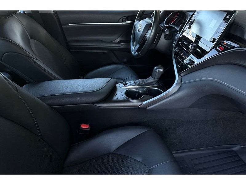 Toyota Camry Vehicle Full-screen Gallery Image 17