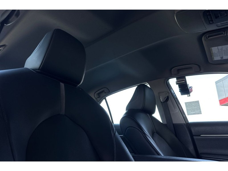 Toyota Camry Vehicle Full-screen Gallery Image 18