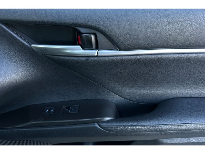 Toyota Camry Vehicle Full-screen Gallery Image 19