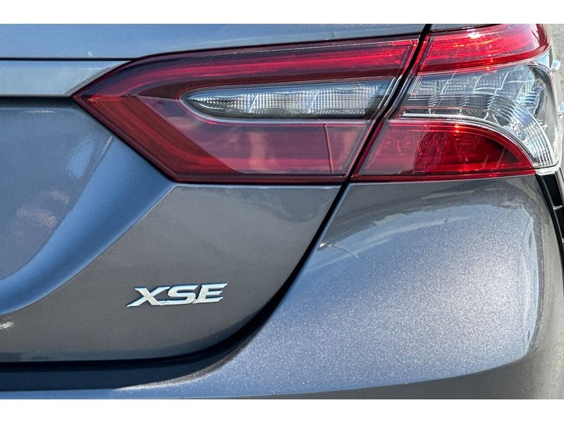 Toyota Camry Vehicle Full-screen Gallery Image 32