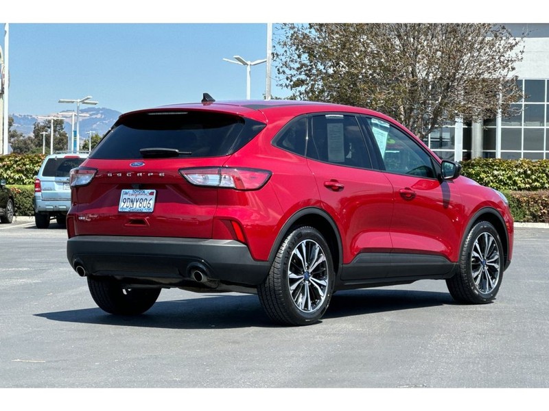 Ford Escape Vehicle Full-screen Gallery Image 04