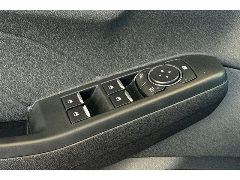 Ford Escape Vehicle Full-screen Gallery Image 12