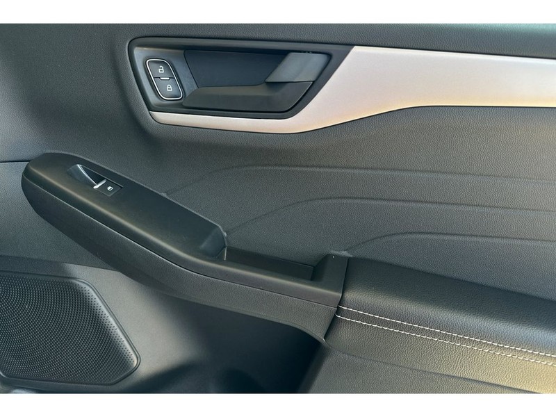 Ford Escape Vehicle Full-screen Gallery Image 18