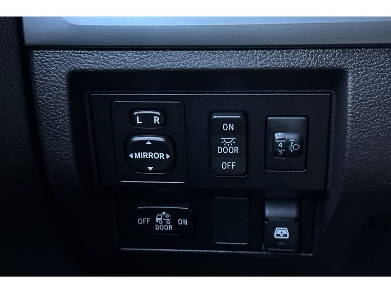 Toyota Tundra Vehicle Full-screen Gallery Image 29