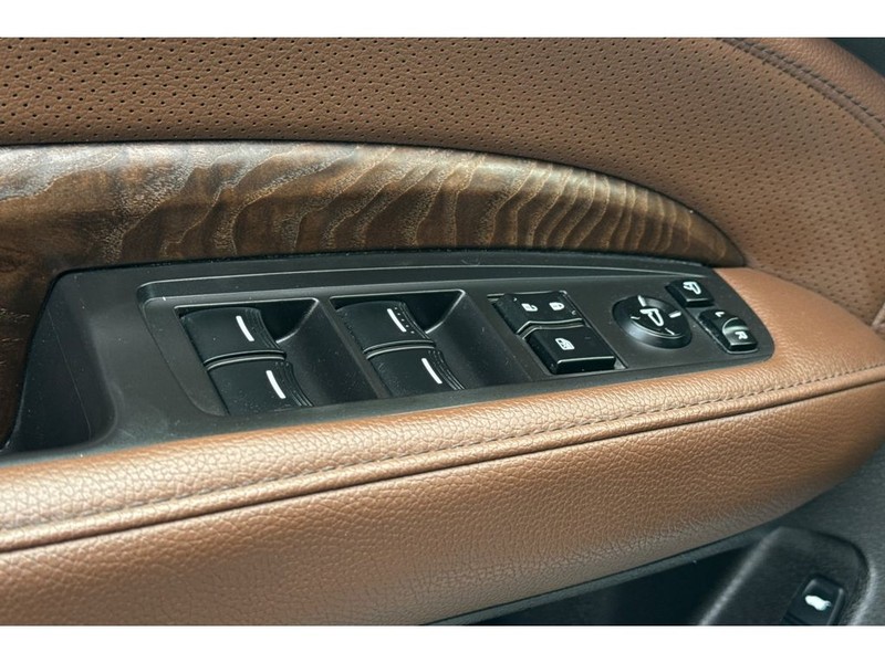Acura MDX Vehicle Full-screen Gallery Image 12
