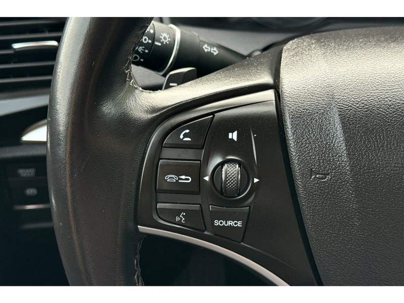 Acura MDX Vehicle Full-screen Gallery Image 26