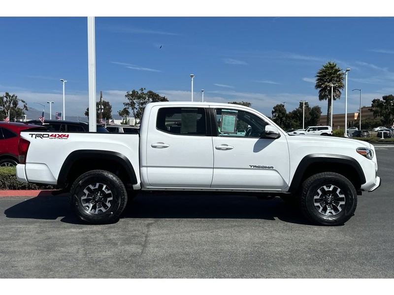 Toyota Tacoma Vehicle Full-screen Gallery Image 03