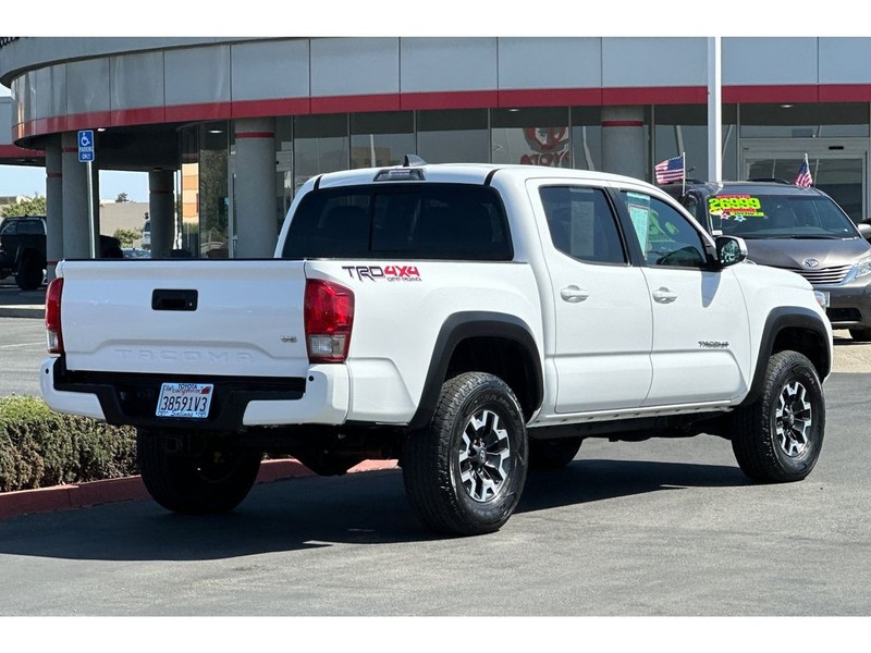Toyota Tacoma Vehicle Full-screen Gallery Image 04