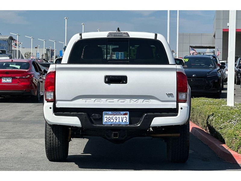 Toyota Tacoma Vehicle Full-screen Gallery Image 05