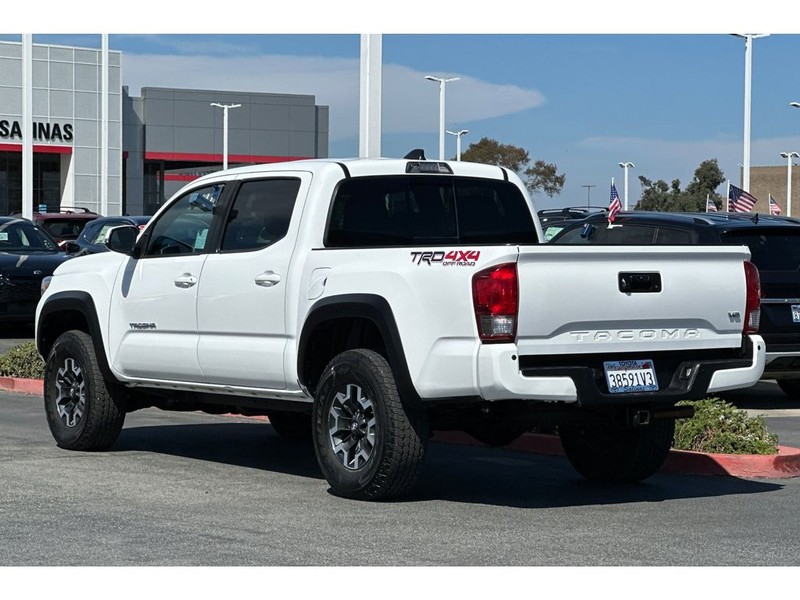 Toyota Tacoma Vehicle Full-screen Gallery Image 06