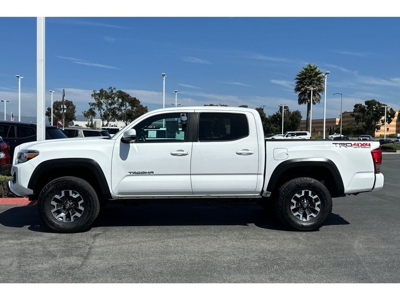 Toyota Tacoma Vehicle Full-screen Gallery Image 07