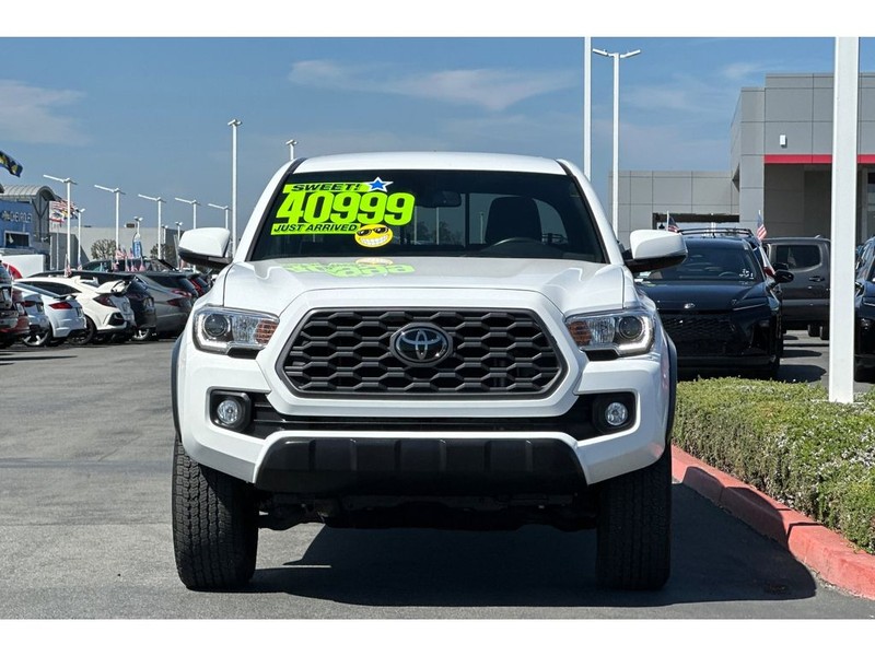 Toyota Tacoma Vehicle Full-screen Gallery Image 09