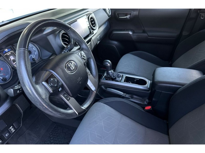 Toyota Tacoma Vehicle Full-screen Gallery Image 10