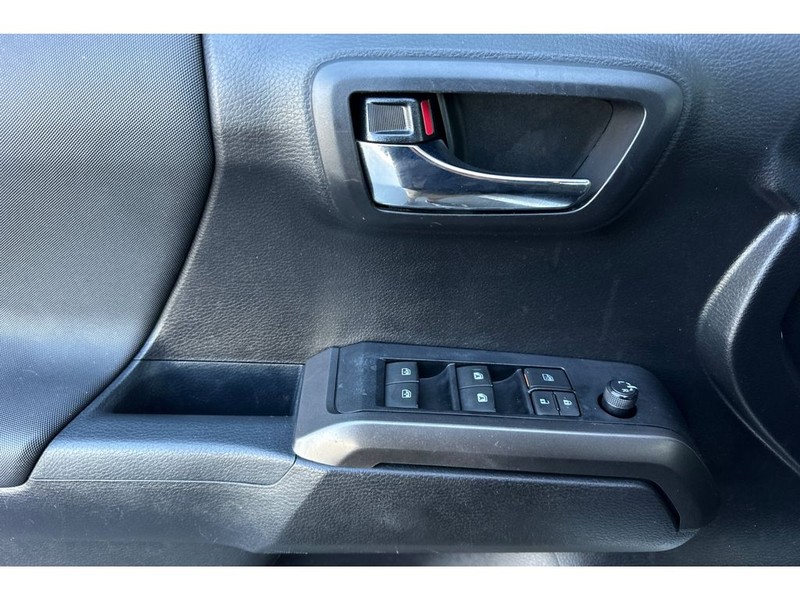Toyota Tacoma Vehicle Full-screen Gallery Image 11