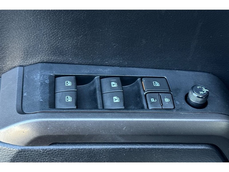 Toyota Tacoma Vehicle Full-screen Gallery Image 12