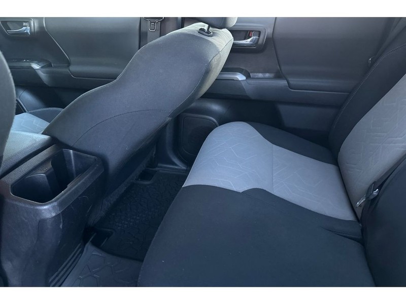 Toyota Tacoma Vehicle Full-screen Gallery Image 13