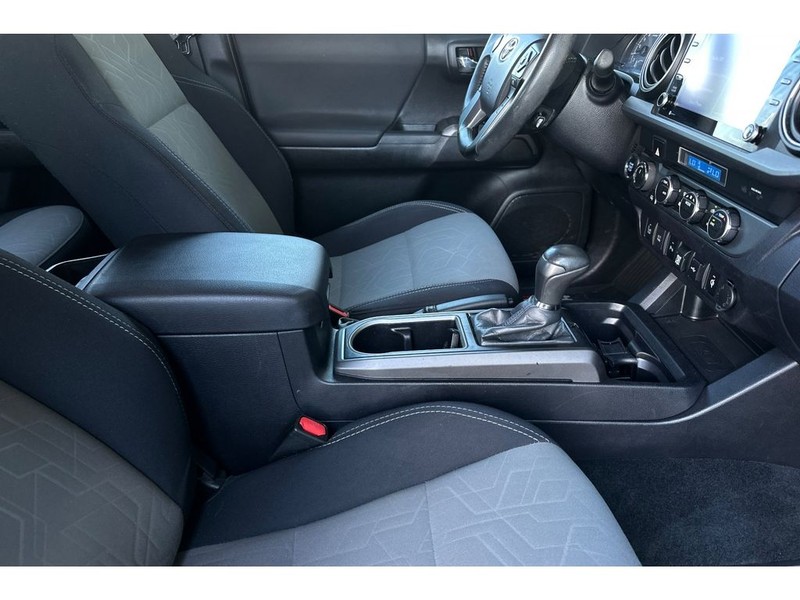 Toyota Tacoma Vehicle Full-screen Gallery Image 16