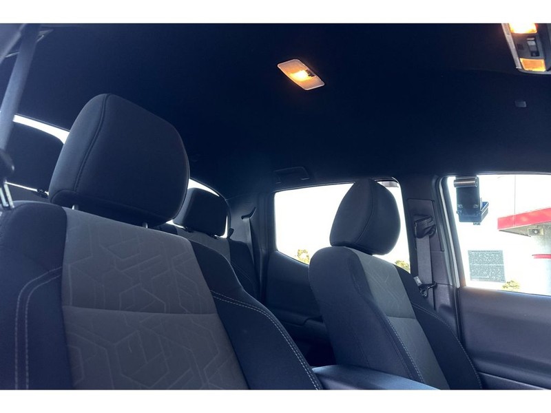 Toyota Tacoma Vehicle Full-screen Gallery Image 17