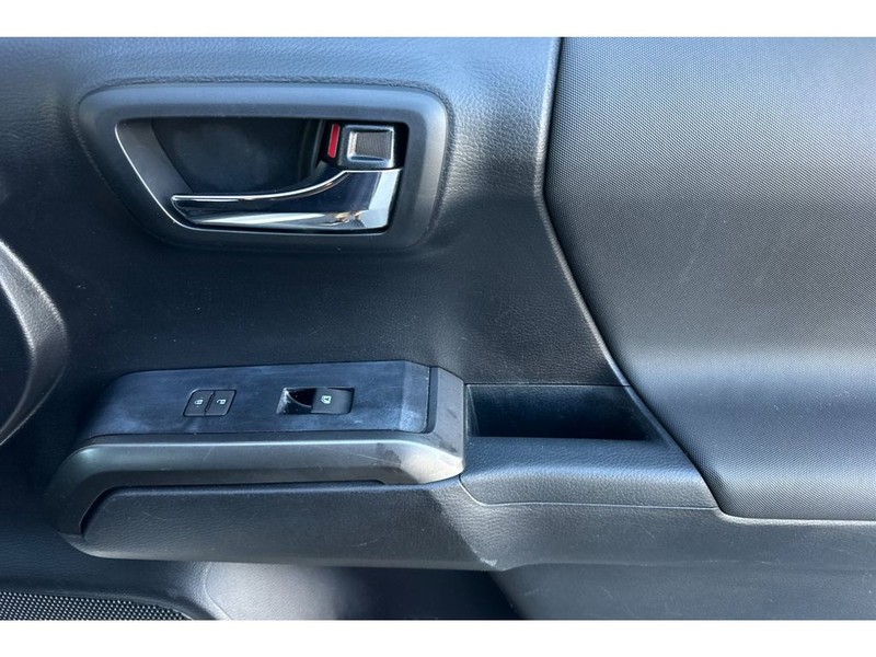 Toyota Tacoma Vehicle Full-screen Gallery Image 18