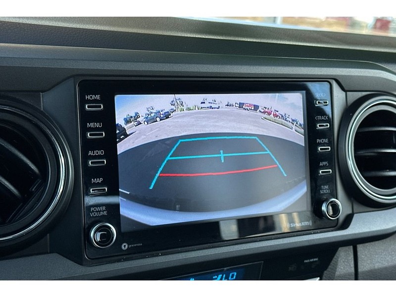 Toyota Tacoma Vehicle Full-screen Gallery Image 21
