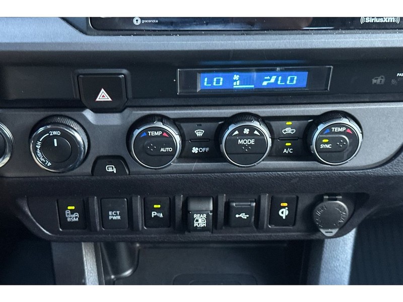 Toyota Tacoma Vehicle Full-screen Gallery Image 22