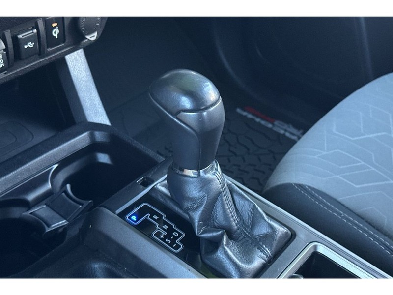 Toyota Tacoma Vehicle Full-screen Gallery Image 23