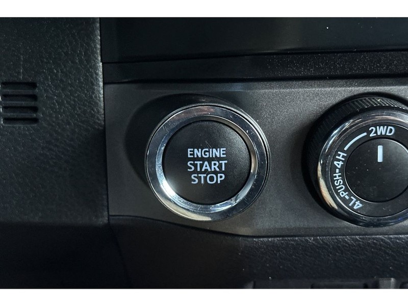 Toyota Tacoma Vehicle Full-screen Gallery Image 24