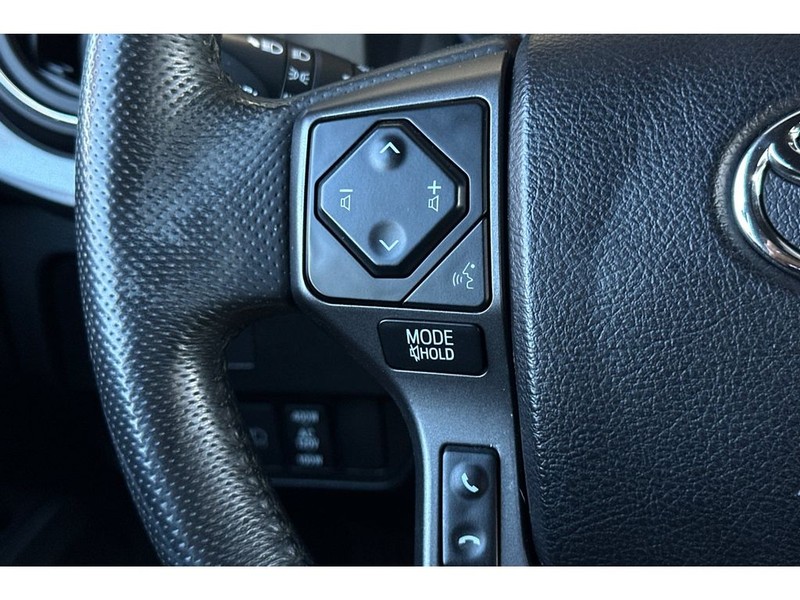 Toyota Tacoma Vehicle Full-screen Gallery Image 26
