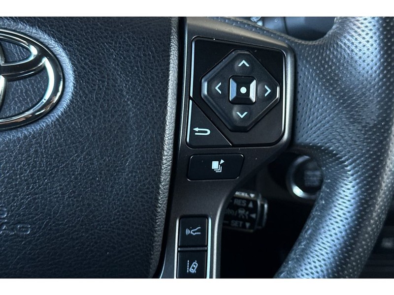Toyota Tacoma Vehicle Full-screen Gallery Image 27