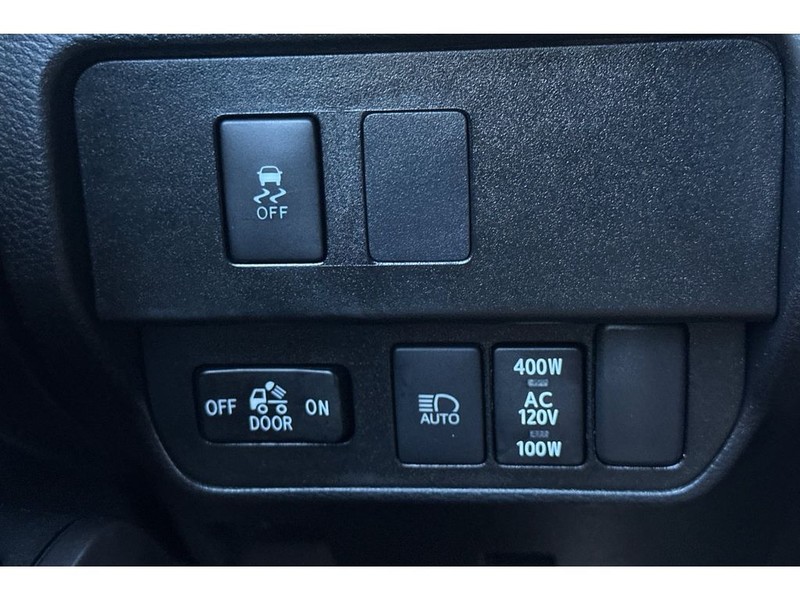 Toyota Tacoma Vehicle Full-screen Gallery Image 30