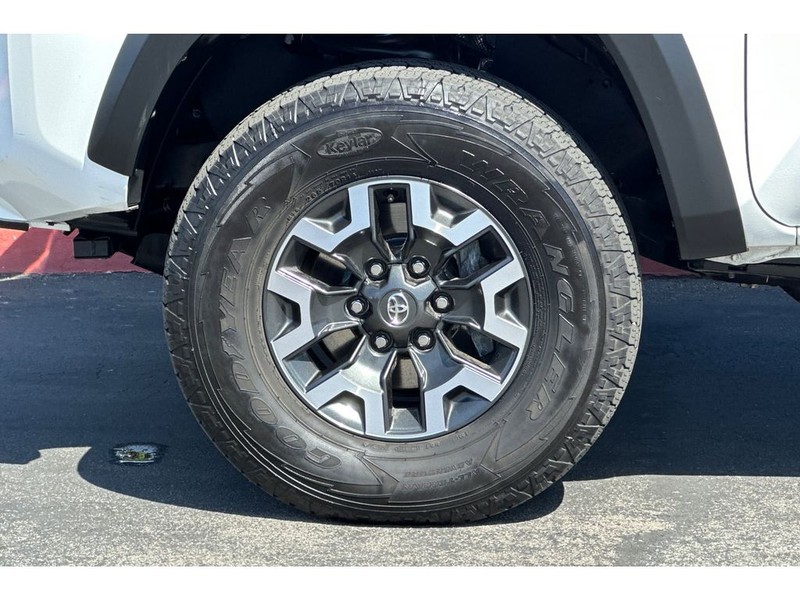 Toyota Tacoma Vehicle Full-screen Gallery Image 31