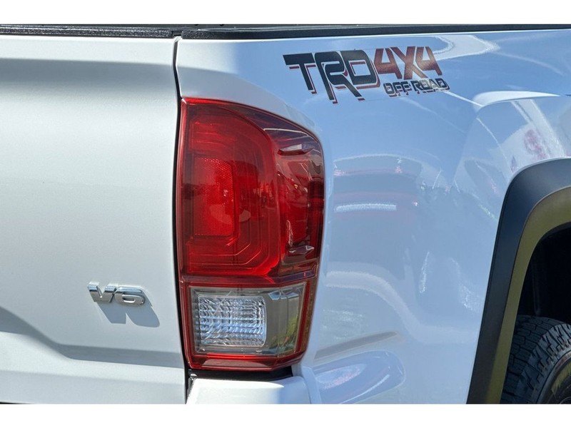 Toyota Tacoma Vehicle Full-screen Gallery Image 32