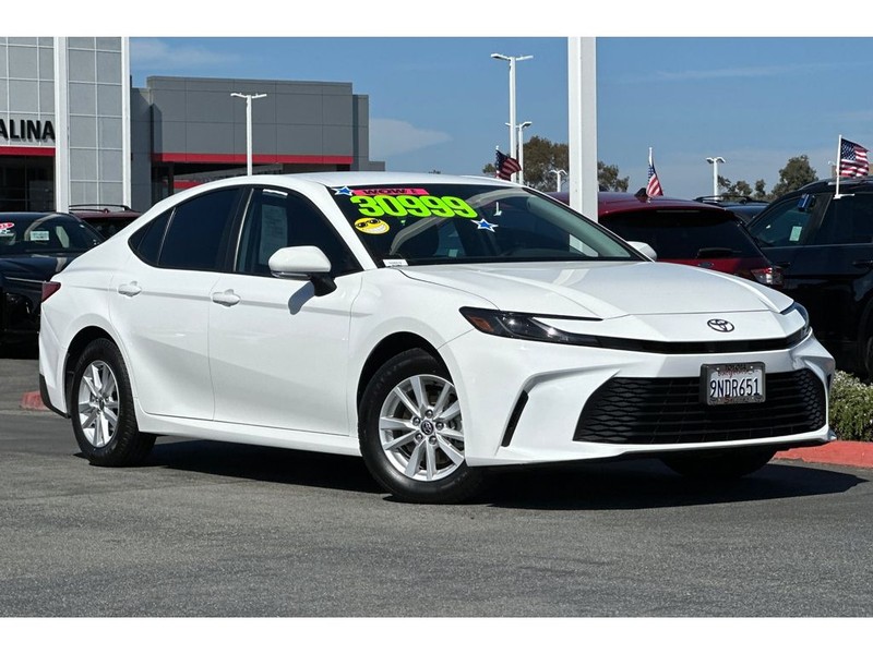 Toyota Camry Hybrid Vehicle Full-screen Gallery Image 02