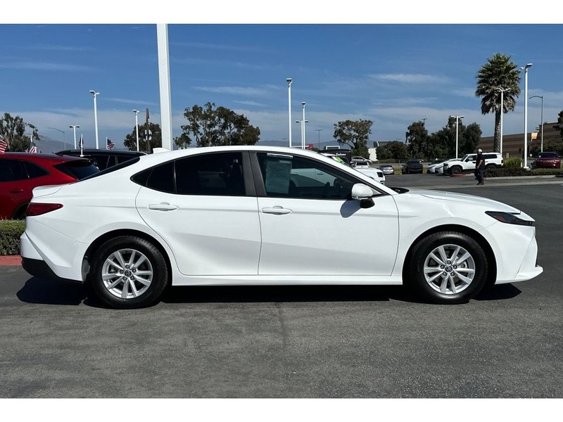 Toyota Camry Hybrid Vehicle Full-screen Gallery Image 03