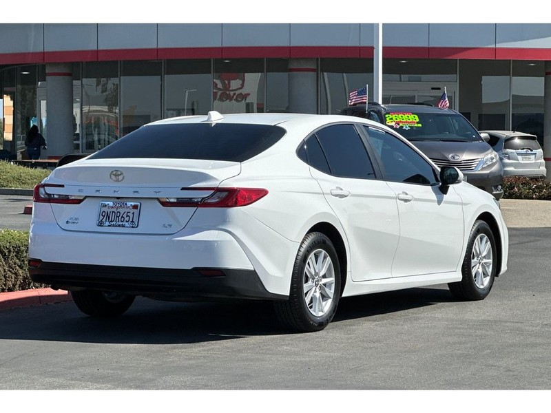 Toyota Camry Hybrid Vehicle Full-screen Gallery Image 04