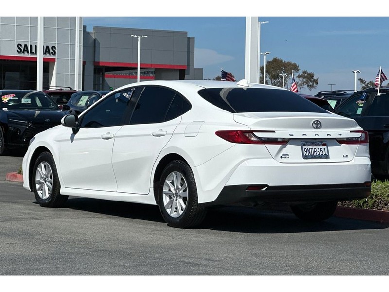 Toyota Camry Hybrid Vehicle Full-screen Gallery Image 06