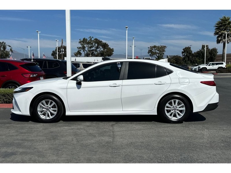 Toyota Camry Hybrid Vehicle Full-screen Gallery Image 07