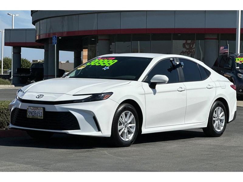 Toyota Camry Hybrid Vehicle Full-screen Gallery Image 08