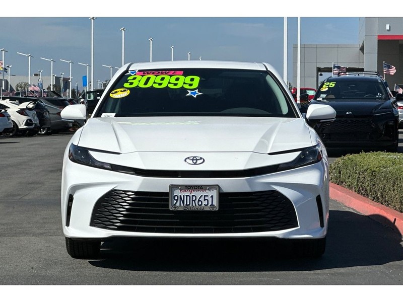 Toyota Camry Hybrid Vehicle Full-screen Gallery Image 09
