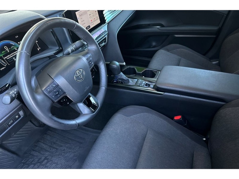 Toyota Camry Hybrid Vehicle Full-screen Gallery Image 10